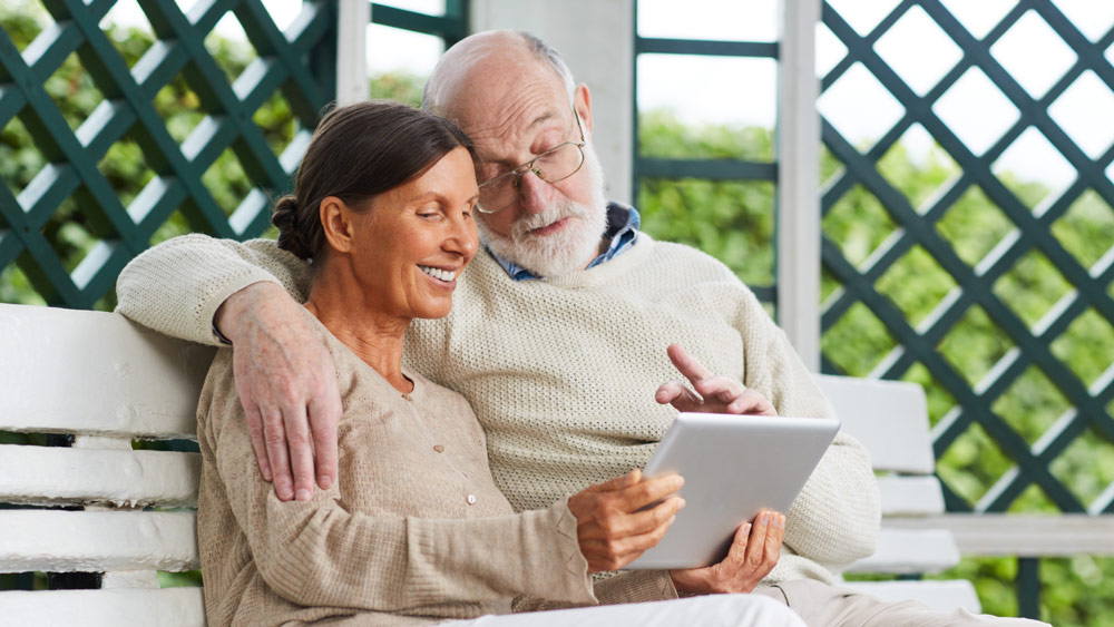 Frau und Mann am Tablet