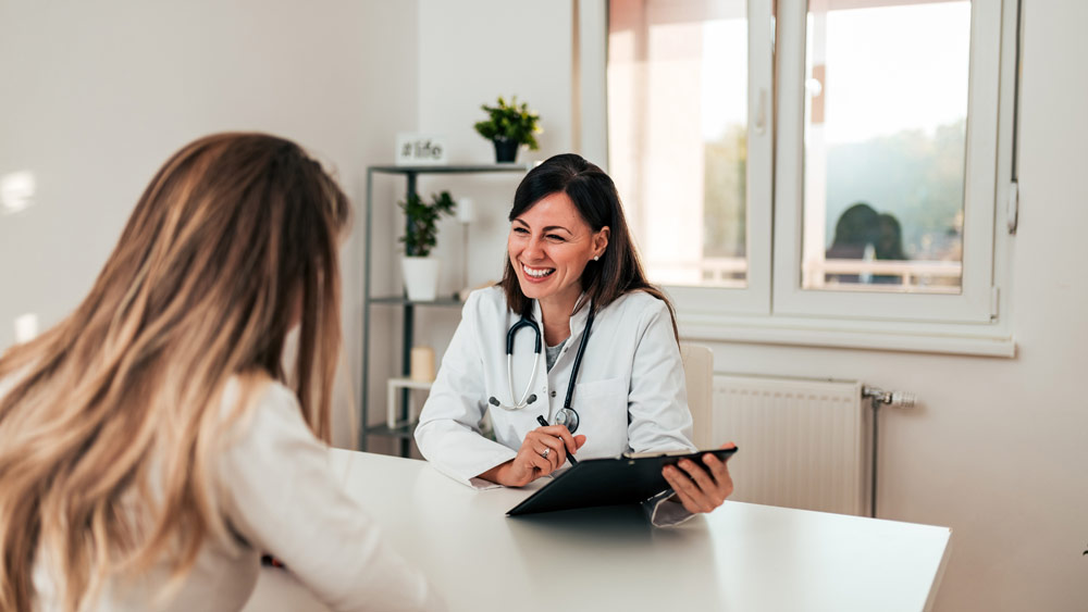 Ärztin im Gespräch mit Patientin